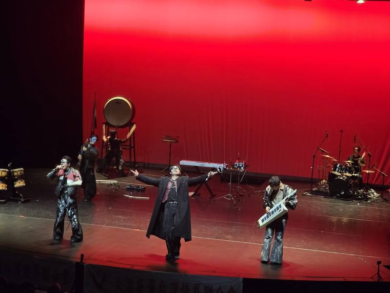 Cross Metal年輕成員戴著面具，演唱原創作品「天煞孤星」，象徵他們勇於面對命運中的阻礙，奮力成為天際間最亮的星星