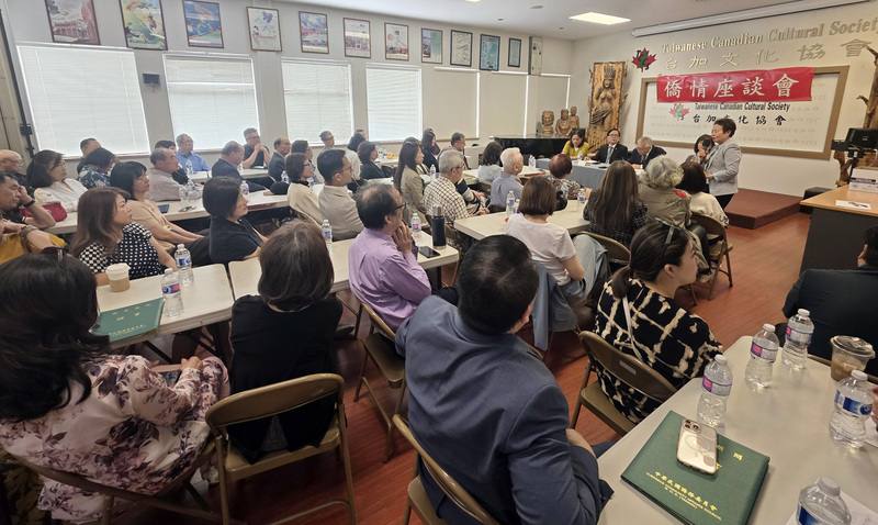 大溫哥華僑界近百人與僑委會副委員長張良民28日進行僑情座談會