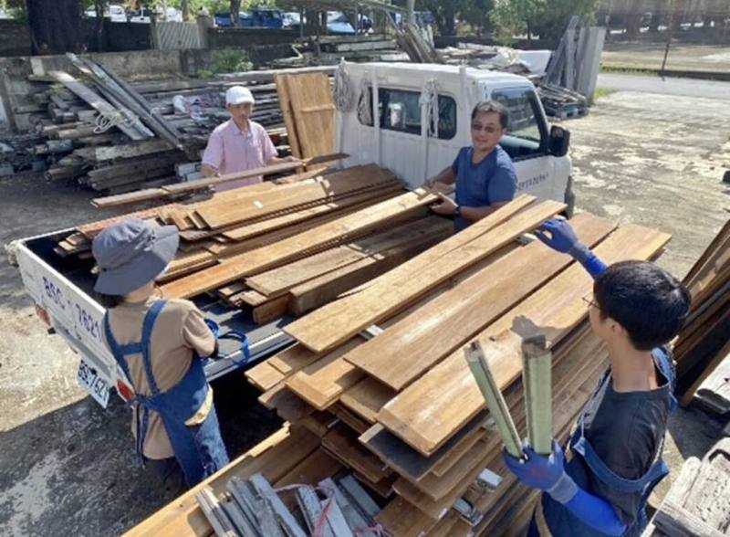 台南市「文資建材銀行」2017年設立，已獲贈逾5萬台才木料，且媒合提供192個單位應用，他們讓材料重新依照所需，再次排列組合，重新融入生活場域，發揮文化保存和資源循環等多重效益。（台南市政府提供）