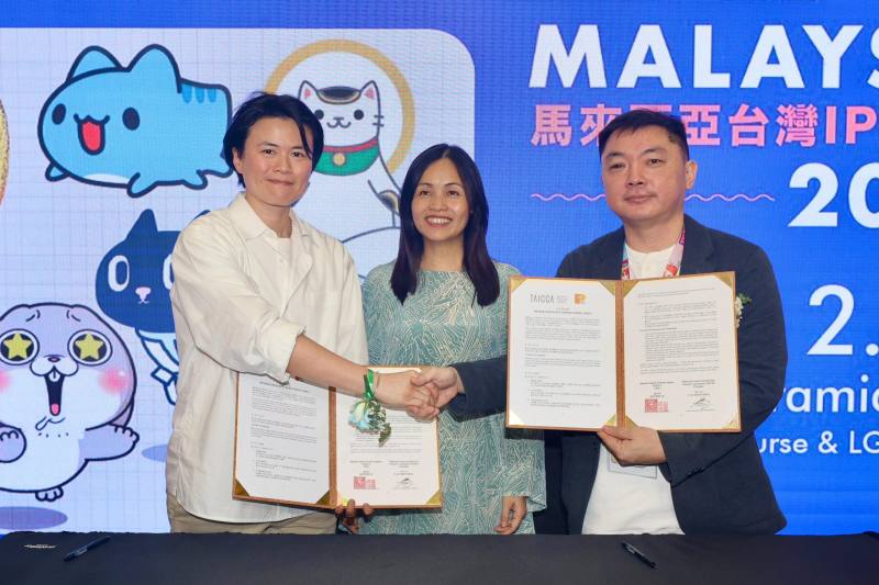 蘇淑冠（左）代表文策院與馬來西亞創意知識產權協會（MYCIPA）會長劉少鳴（右）簽署合作備忘錄，由張念群見證，結合台馬資源互相推動IP