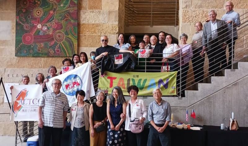 台灣人公共事務會德州中部分會成員日前與當地台美人社群齊聚奧斯汀市政府，共同慶祝台美人傳統週並推廣台灣文化。（台灣人公共事務會提供）