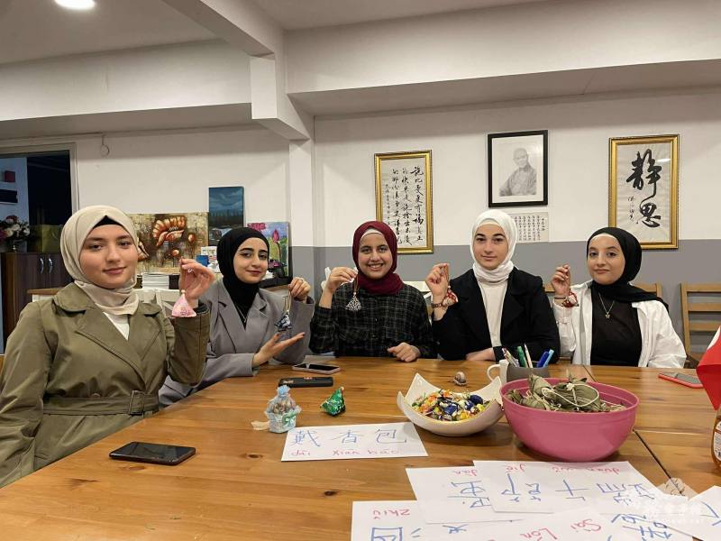 學生們喜歡可愛的香包與它驅邪避蚊的功效