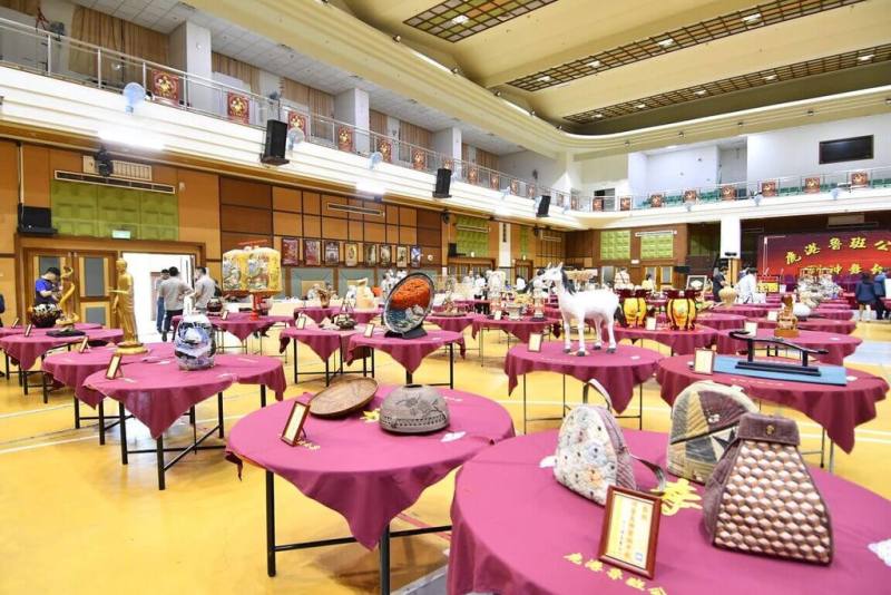 彰化縣鹿港魯班公宴即日起至6月2日於亞太鹿港渡假村舉行，集結全台12縣市傳統工藝師，以108桌看桌宴神方式，展示超過500件作品，涵蓋木雕、漆線、錫工、刺繡、竹藤編等35類工藝。（彰化縣政府提供）