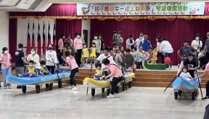 迎接端午節到來，澎湖縣湖西鄉公所30日熱鬧舉辦「陸上划舟」活動，結合傳統文化、繪本故事與親子遊戲等，在公所大禮堂吸引80組家庭近200人參與。（澎湖湖西鄉公所提供）