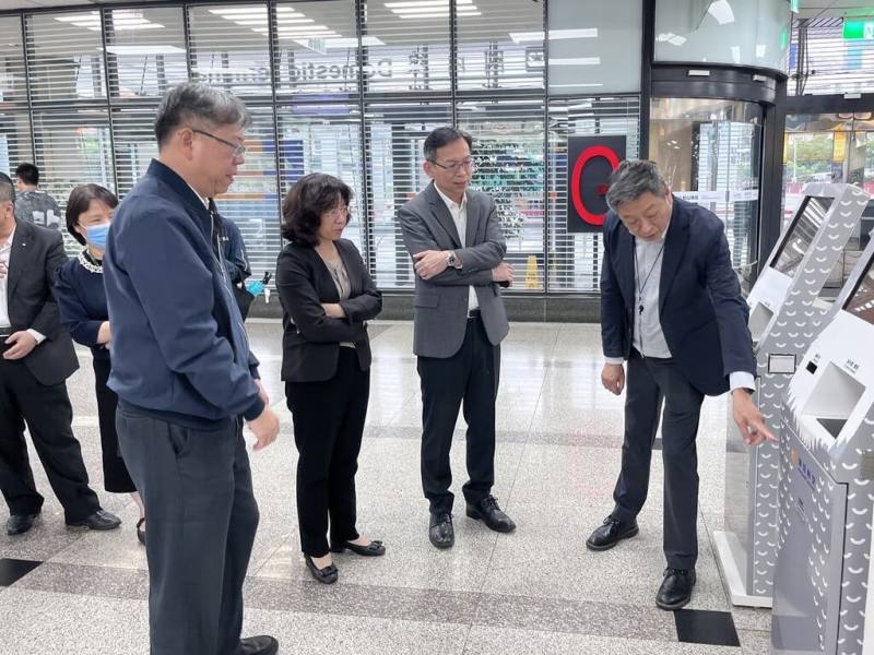 交通部次長林國顯（右2）29日與民航局長何淑萍（右3）及台北航空站主任鄭堅中（前左）等人一同視察松山機場，了解端午連假疏運準備情形。（民航局提供）
