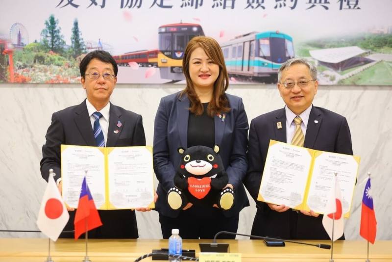 高雄捷運股份有限公司與日本京阪控股株式會社30日簽訂「友好協定」，在高雄市政府觀光局長高閔琳（中）見證下，由高捷董事長楊岳崑（右）與京阪電車社長平川良浩（左）代表簽署。（高捷提供）