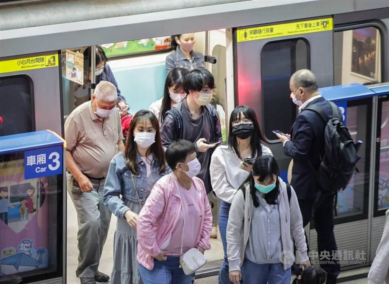 Taipei commuters exit an MRT train car with masks on Tuesday. CNA photo May 27, 2025