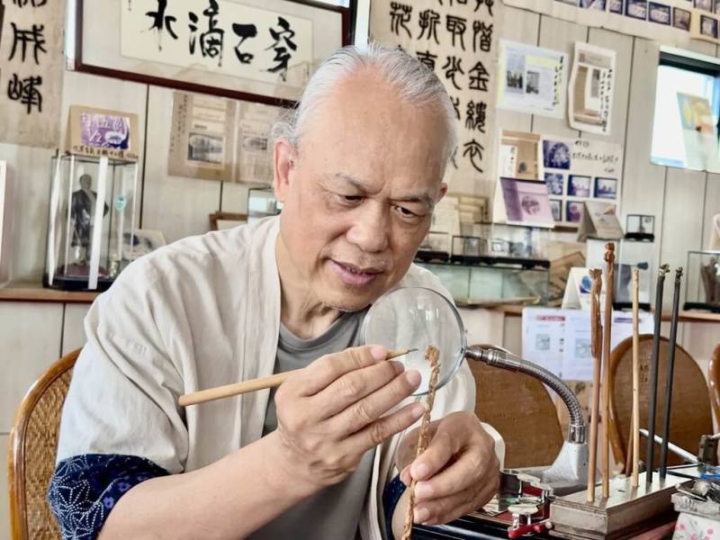 毫芒雕刻家陳逢顯（圖）以往曾創作小茶壺、螞蟻雕塑等作品，30日發表作品「懸浮之境」，雕刻尺寸僅0.3公分的黃金小金魚，他說，此次黃金微型雕刻，難度更勝以往。（陳逢顯提供）