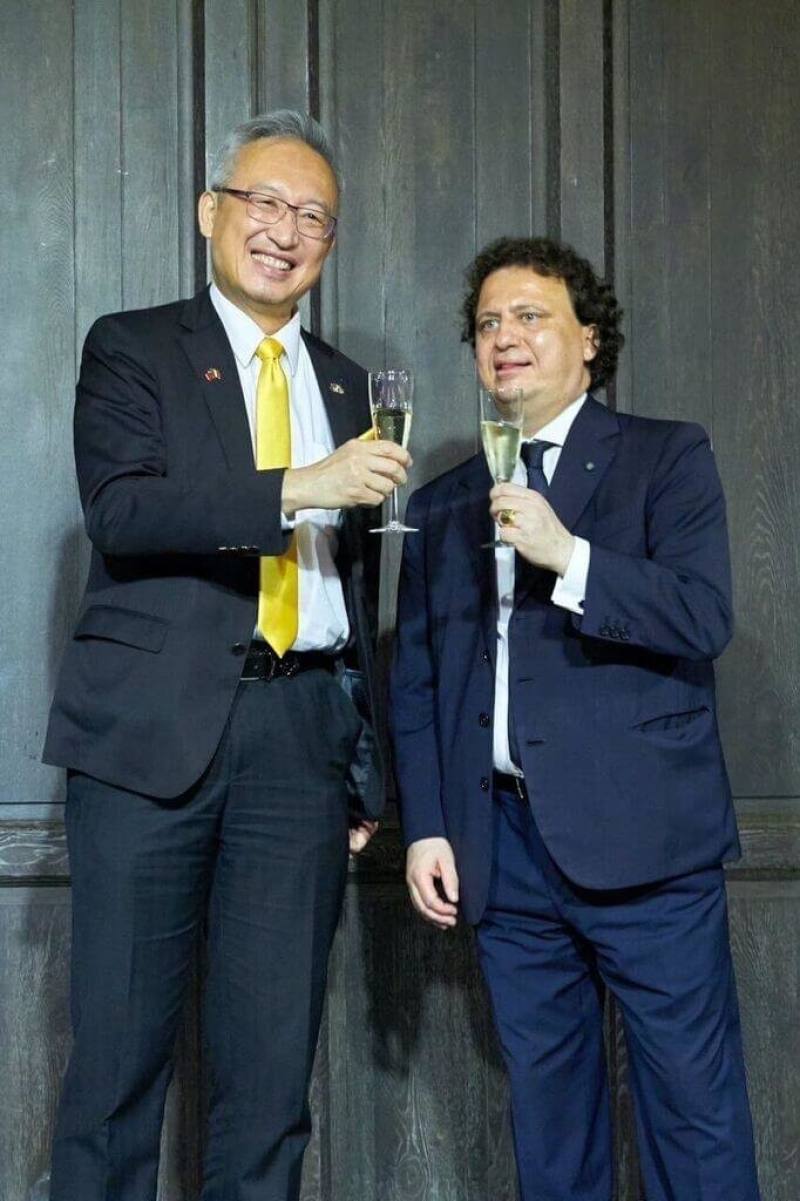 外交部政務次長吳志中28日出席義大利國慶酒會，與義大利經濟貿易文化推廣辦事處代表龍博文（Marco Lombardi）向出席酒會賓客祝酒致意。（外交部提供）