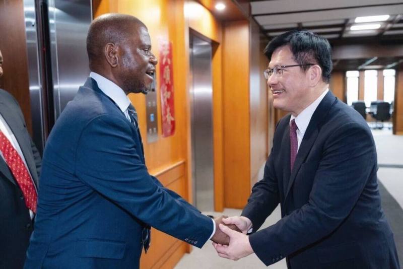 外交部長林佳龍（右）29日設宴歡迎史瓦帝尼王國農業部長查克（Mandla Tshawuka，左）訪問團訪台。（外交部提供）