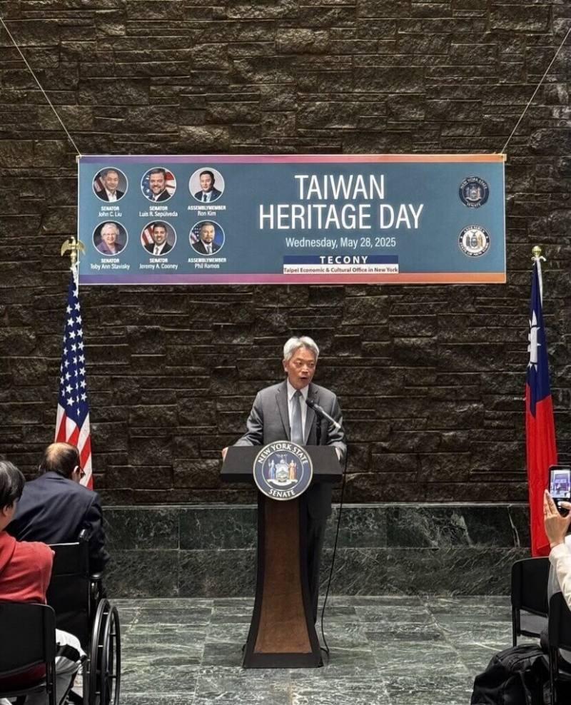 駐紐約辦事處長李志強在紐約州議會大廳「台灣傳統日」活動發表演說。（駐紐約辦事處提供）