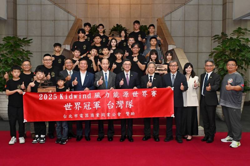 行政院長卓榮泰接見「KidWind2025風力能源世界賽台灣代表隊」