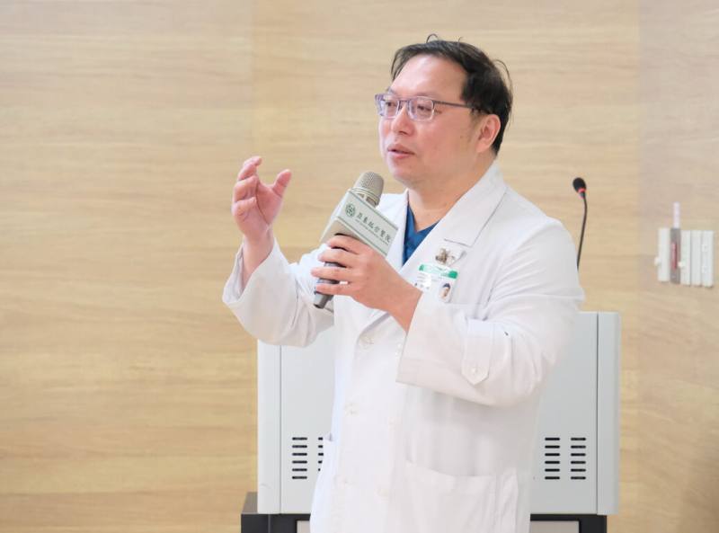 亞東醫院29日舉行「AI智慧紀錄系統」成果發表會，重症醫學部主任辛和宗（圖）指出，這套系統就像醫護的第2雙手，不僅能精準辨識語音協作紀錄，甚至連台語都聽得懂，還能自動補充醫療名詞解釋並刪除口語贅詞。（亞東醫院提供）