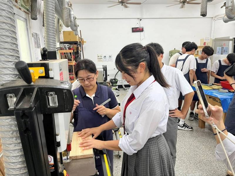 日本岡工高校學生入班上課