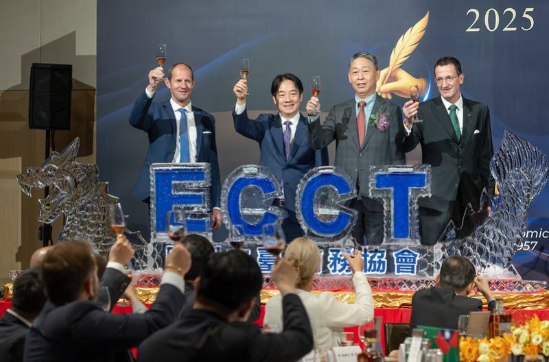 President Lai joins the participants in a toast to the 2025 Europe Day.