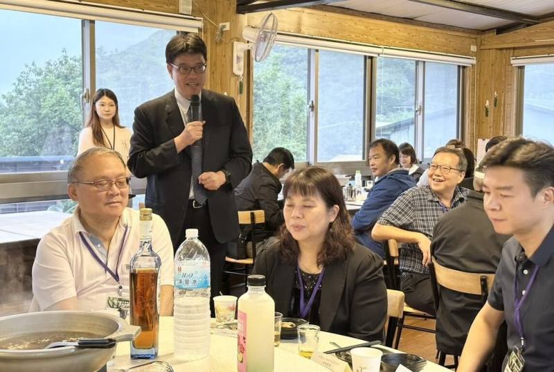 海峽交流基金會（海基會）29日舉辦「2025大陸台商端節活動」，大陸委員會（陸委會）主委邱垂正親臨晚宴現場向台商致意。（海基會提供）