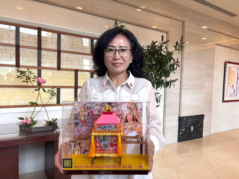 第16屆台日觀光高峰論壇在日本鳥取縣舉辦，會中宣布下屆峰會將在苗栗縣舉辦。苗栗縣副縣長邱俐俐帶「粉紅超跑」白沙屯媽祖拚觀光、拚外交，也歡迎日本友人到苗栗體驗好山、好水、好風情