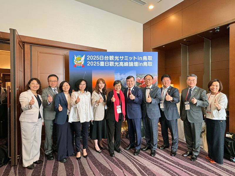第16屆台日觀光高峰論壇在日本鳥取縣舉辦，會中宣布鳥取宣言，雙方同意以「永續」為指標，持續推動適合新時代觀光產業的未來型交流，促進健全與平衡的交流。駐日代表李逸洋（右5）、交通部觀光署長周永暉（右4）、台灣觀光協會榮譽會長葉菊蘭（左6）、台灣觀光協會會長簡余晏（左5）等人會後合影