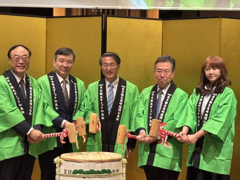 第16屆台日觀光高峰論壇29日在日本鳥取縣舉辦，歡迎晚宴上由（左起）交通部觀光署長周永暉、駐日代表李逸洋、鳥取縣知事平井伸治、觀光廳參與田端浩、台灣觀光協會會長簡余晏等人一同進行祈福的鏡開儀式