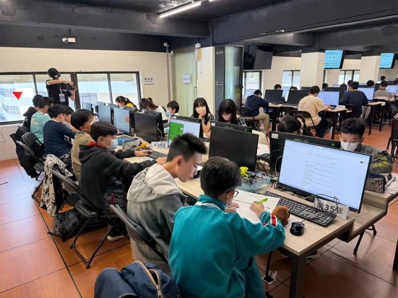 眾多學生踴躍參與「學生黑客松」競賽
