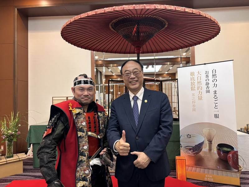 第16屆台日觀光高峰論壇在日本鳥取縣舉辦，相較於台灣人愛赴日本旅遊，日本人的出國意願卻不高，台灣與日本存在的嚴重「觀光逆差」問題成為焦點。交通部觀光署長周永暉（右）表示，以目前成長趨勢來看，今年日本人赴台灣觀光的人數一定會超越去年，將從多方面攬客