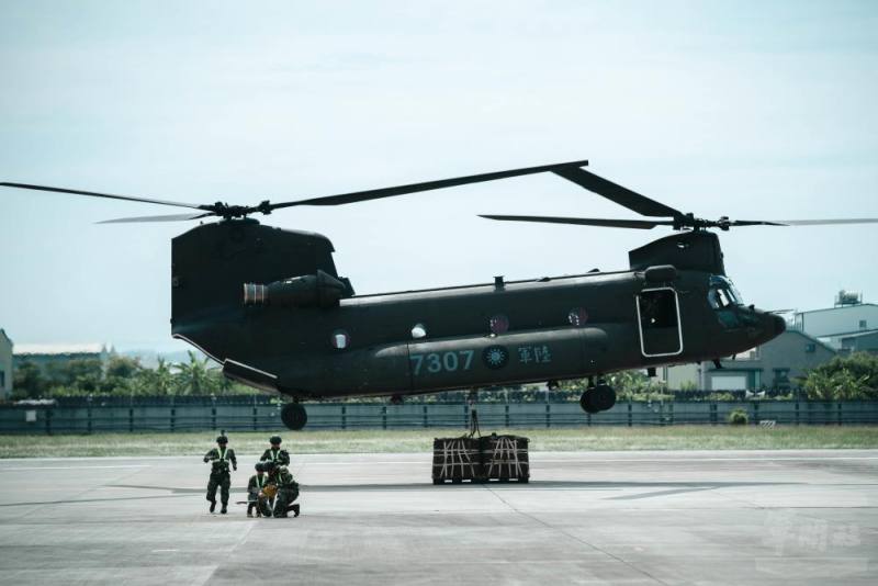 機組員進行油料整補（A22包吊掛）作業