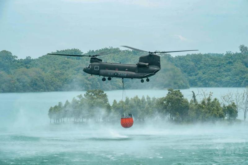 CH-47SD進行水袋裝水作業