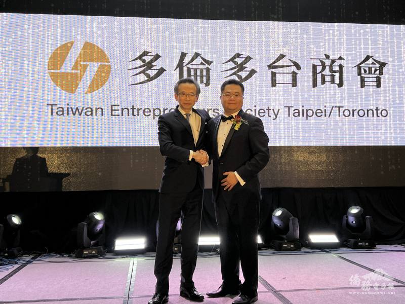 駐多倫多辦事處處長梁毅鵬（左）於「第32屆台商之夜聯歡餐舞會」活動致詞