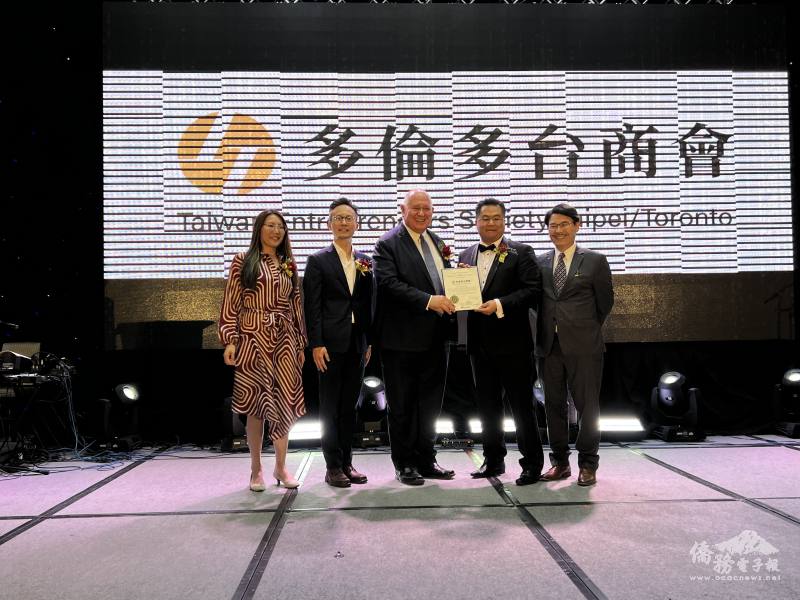 萬錦市市長薛家平（Frank Scarpitti）、萬錦市約克區議員何胡景（Alan Ho）、市議員李思韻（Isa Lee）、劉肇麟（Ritch Lau）出席多倫多臺商會「第32屆臺商之夜」並致詞祝賀