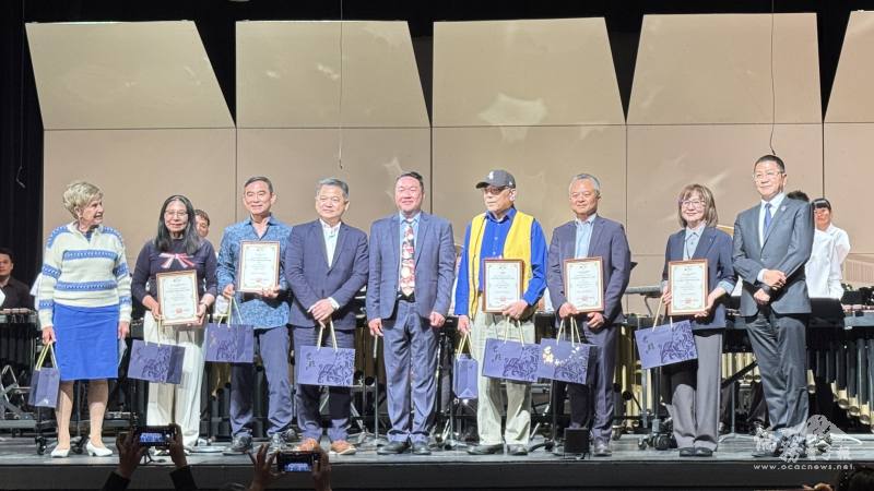 極光打擊樂團團長何鴻棋（中）致贈紀念品感謝贊助單位