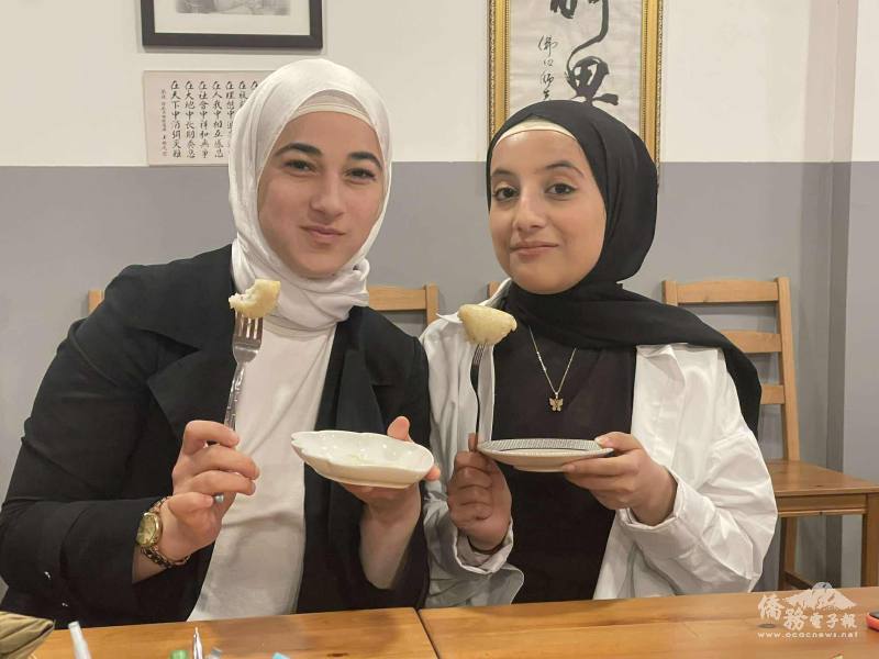 品嚐教師親手製作的粽子時，學生們紛紛表示感受到滿滿的節日氛圍。