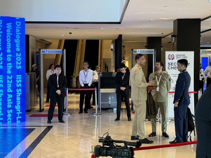 香格里拉對話30日在新加坡展開，大批國防事務領袖及媒體到場，會場安檢程序嚴格