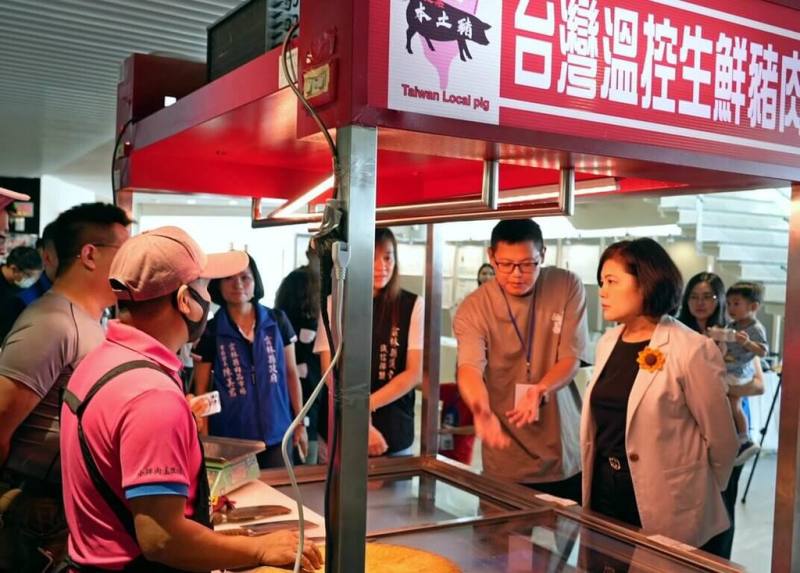 雲林養豬讀書會30日起一連兩天舉行養豬畜牧專業展覽，提供消費者辨識優質豬肉方法，展現養豬產業的創新發展，縣長張麗善（前右）到場參觀「台灣溫控生鮮豬肉」攤位。（雲林縣政府提供）