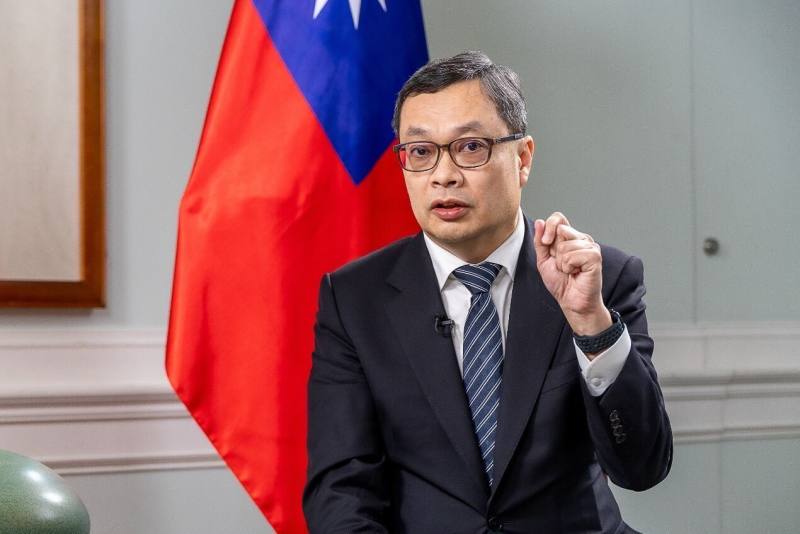 外交部次長陳明祺接受國際財經媒體彭博電視(Bloomberg TV)專訪，說明台美貿易談判並未觸及匯率。(外交部提供)