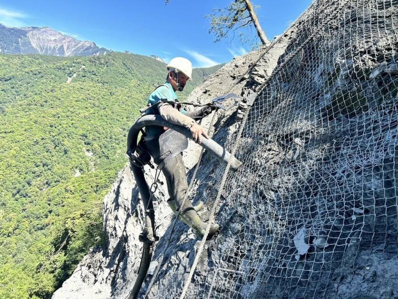 南橫公路向陽路段因進行邊坡工程，6月2日至8月31日實施道路雙向機動式交通管制。（關山工務段提供）