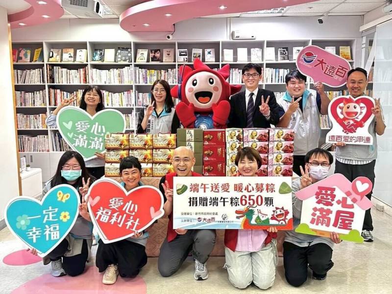 新竹大遠百30日表示，今年已連續第6年與新竹市政府社會處合作「年節愛心捐贈」計畫，此次募集650顆端午愛心肉粽，送給竹市所需家庭。（新竹大遠百提供）