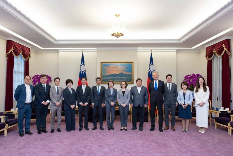 副總統與訪賓一行合影