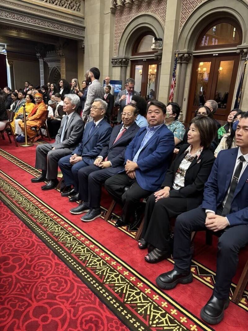 駐紐約辦事處長李志強（前排左）與僑界領袖出席紐約州議會慶祝台灣傳統日活動。（駐紐約辦事處提供）