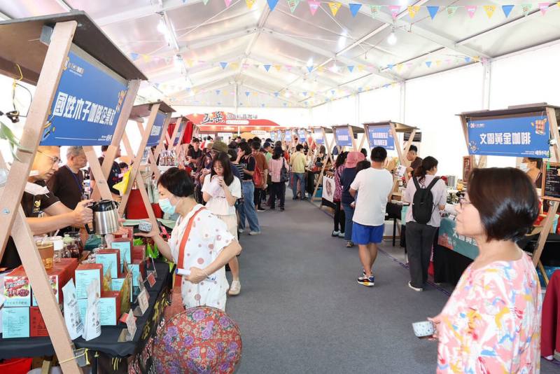 2025南投巧克力咖啡節30日在埔里福興溫泉區登場，現場匯集超過百家咖啡與巧克力品牌，適逢端午連假，活動首日即湧入眾多遊客。（南投縣政府提供）