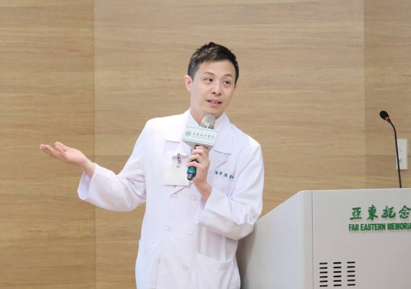 亞東醫院29日舉行AI智慧紀錄系統成果發表會，人工智慧中心主任王棨德（圖）指出，醫療語言具高度專業性，為強化AI辨識能力，團隊蒐集50小時的臨床語音資料，歷經5個月研發，使語音辨識準確率達90%以上。（亞東醫院提供）