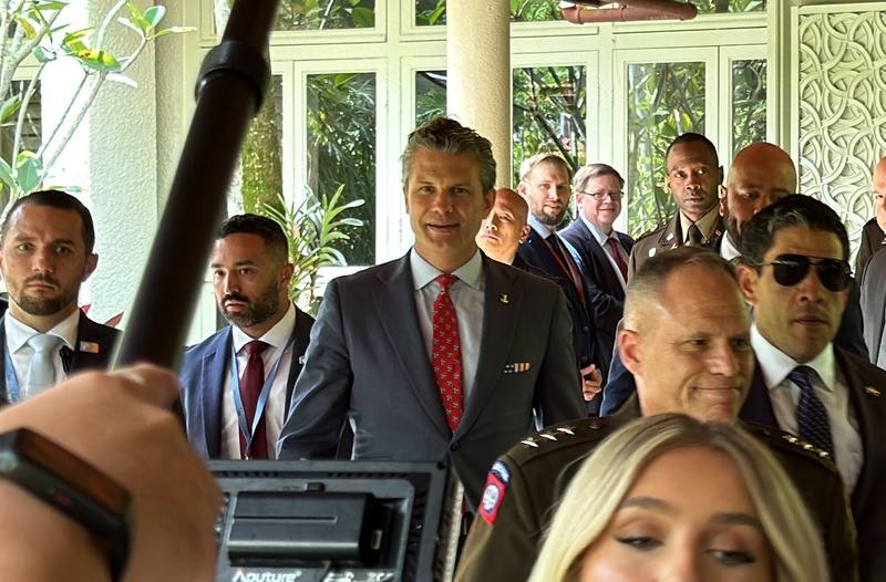 香格里拉對話30日在新加坡展開，美國國防部長赫格塞斯（中，紅領帶者）出席