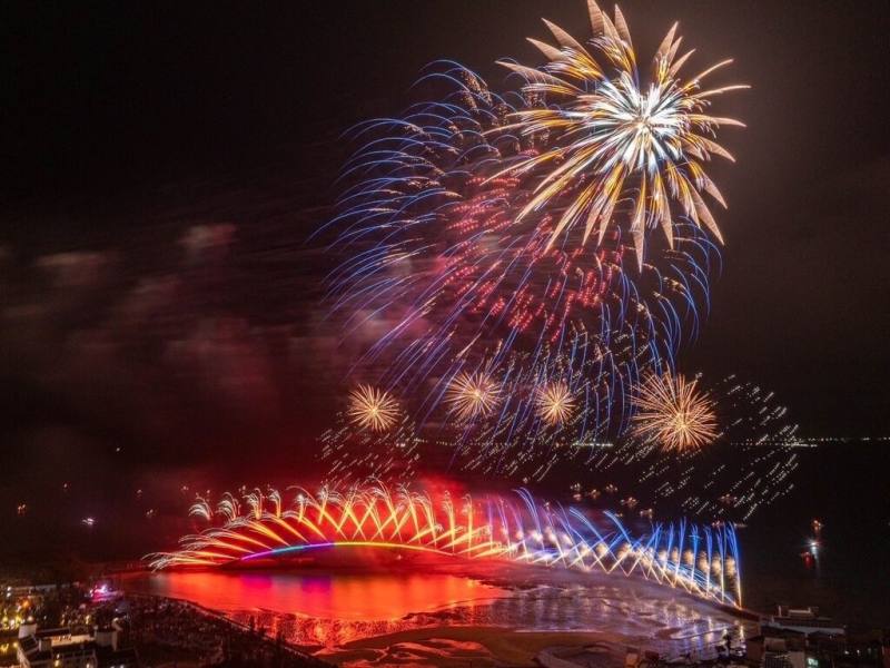 端午節連假與國際海上花火節熱潮，澎湖縣進入觀光旅遊旺季，29日入境旅客超過1萬人次，創2025年新高。（澎湖縣政府提供）