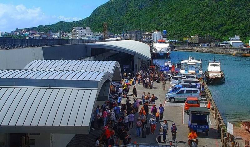 綠島南寮漁港將自6月1日起啟動「旺季加強交通管制措施」，船班靠岸前後10分鐘內或臨停區車格停滿後，均禁止汽機車再進入港嘴，避免人車交雜危險。（台東縣政府提供）