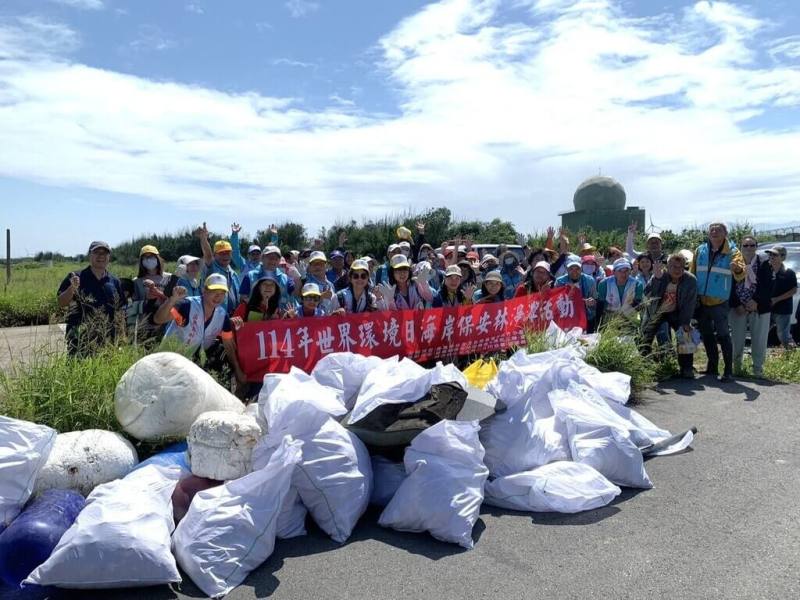農業部林業及自然保育署新竹分署30日號召苗栗縣後龍鎮復興里環保志工隊及苗栗縣好生活協會，在苗栗後龍海岸保安林舉辦淨灘活動，約130人參與、合力清除320公斤海岸廢棄物。（林保署新竹分署提供）