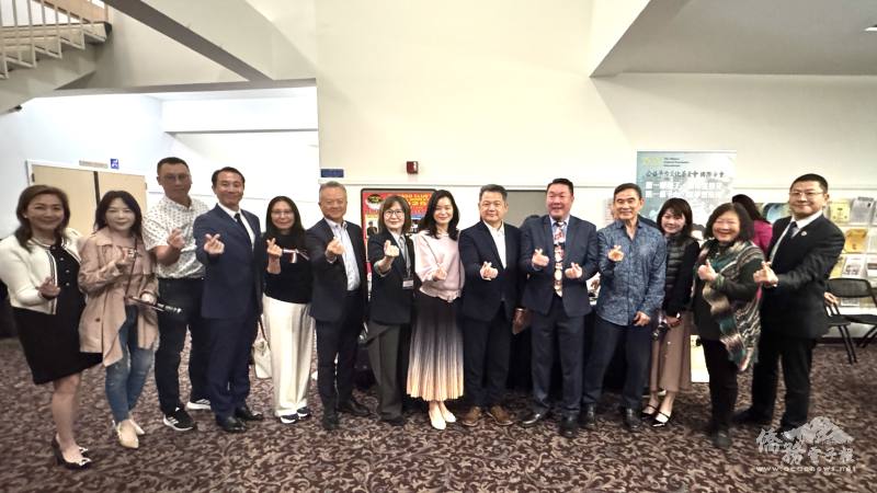 來賓紛紛在表演中心大廳捐款，表達對極光打擊樂團的支持