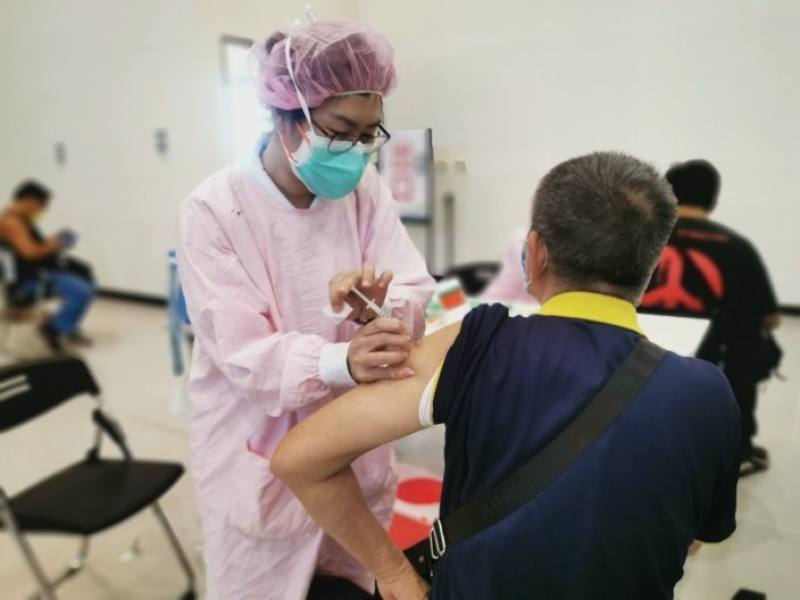 以本部臺北醫院為例施打新冠疫苗情形