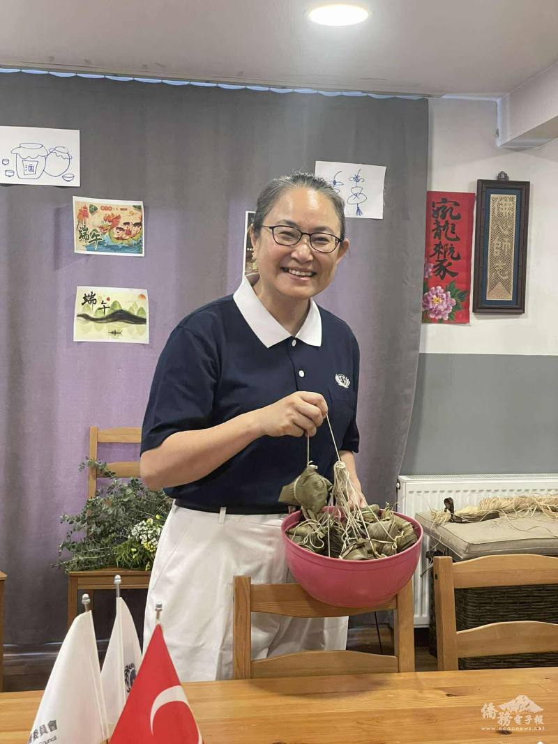 老師帶來自己親手包的粽子，與大家共度端午