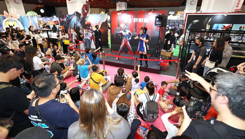 2025台北國際潮流玩具、授權展30日起於台北世貿一館展出至6月2日，適逢端午連假首日搶攻放假人潮，其中野獸國攤位舉辦超人力霸王傑洛（中）的見面會，吸引許多大小朋友齊聚，還能夠與超人力霸王Coser合影