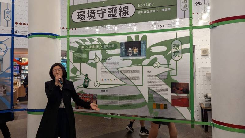 響應台灣工藝研究發展中心推動的2025台灣工藝季，西門紅樓推出「西門紅樓永續行動派！未來生活的轉運指南」特展及系列活動，29日由畸零地創造股份有限公司專案經理陳佳暖（圖）導覽