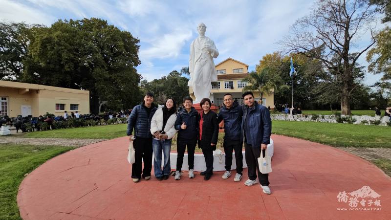 許博雅(右3)帶臺僑青年與企業員工出席晨曦之家育幼院百年慶